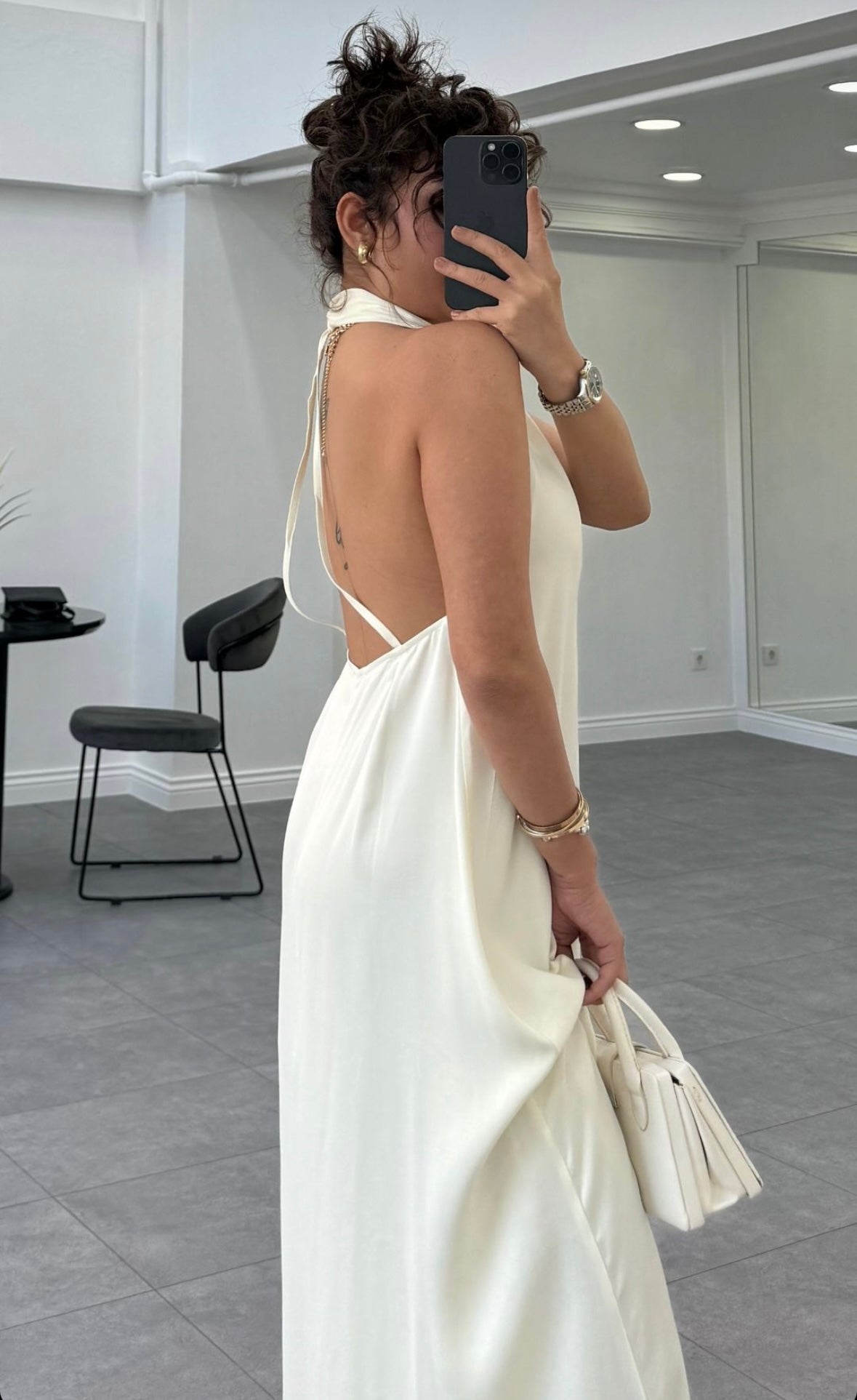 SATIJNEN MAXI JURK MET OPEN RUG - WIT