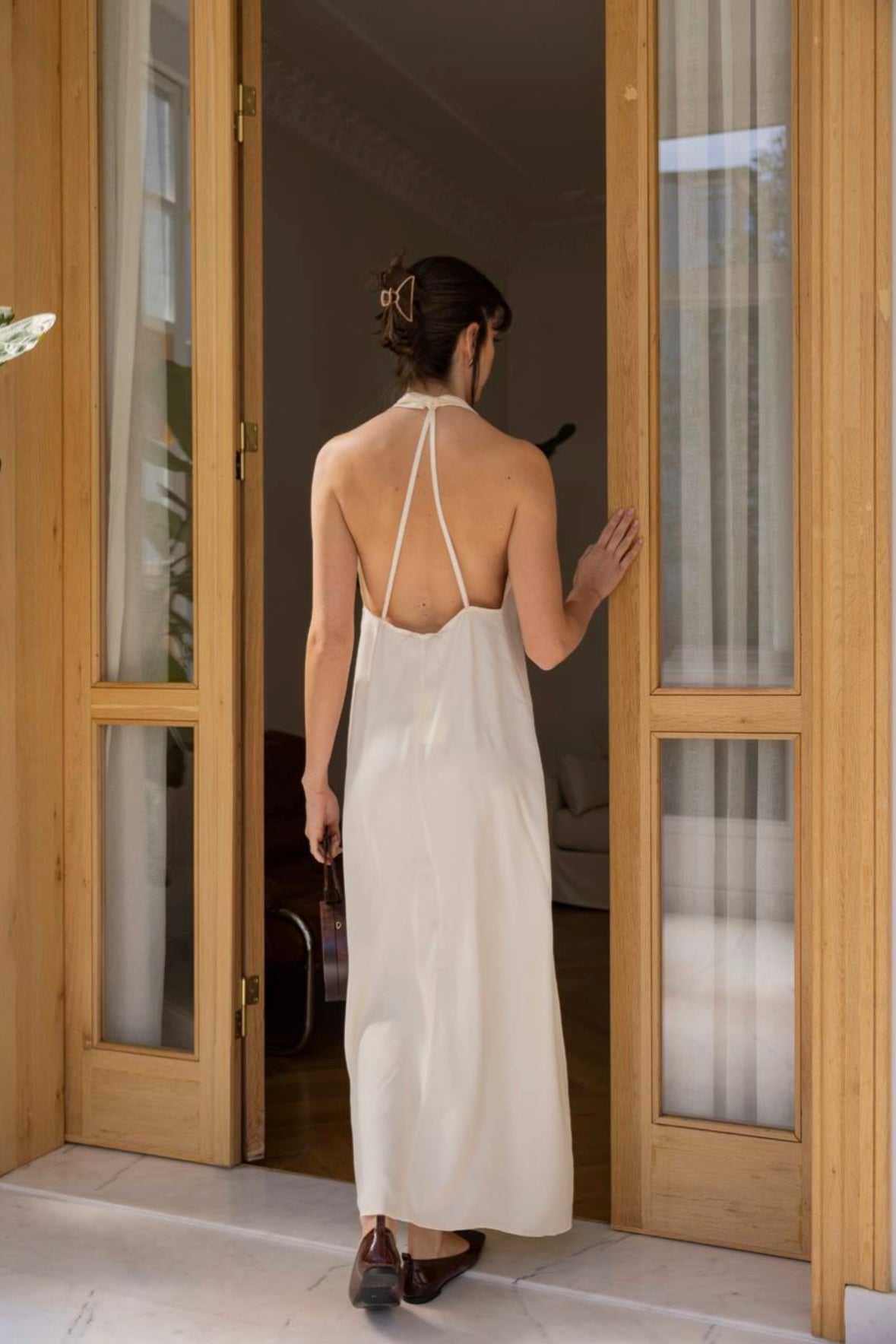 SATIJNEN MAXI JURK MET OPEN RUG - WIT